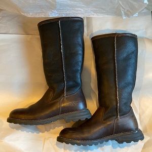 Gorgeous chocolate brown Uggs in very good condition.